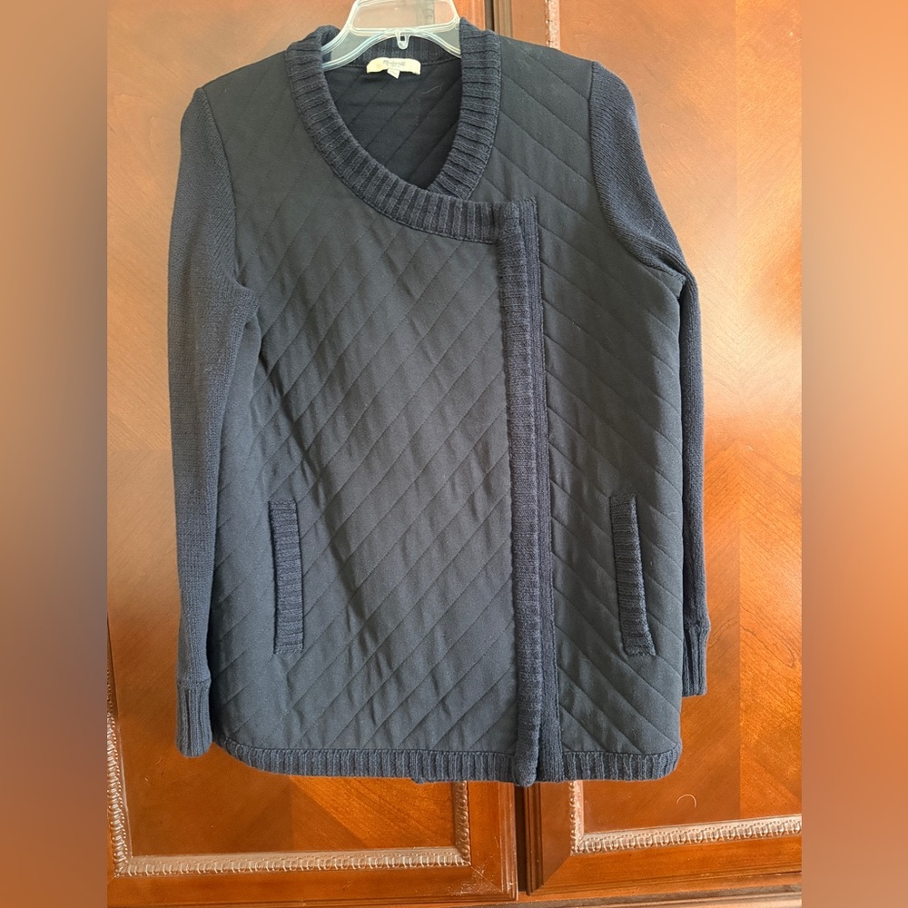 Madewell Quilted Blue oversized
jacket. Zips double breasted style
EUC size S